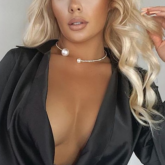 ⚜️[𝟯/$𝟮𝟴]⚜️NEW Pearl Rhinestone Rigid Choker Necklace - Picture 5 of 10